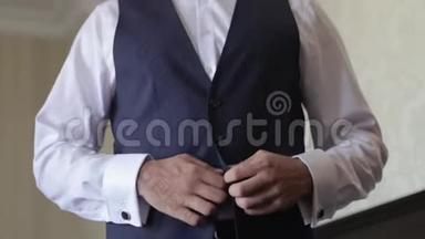 婚礼当天，英俊的新郎在旅馆里打扮。 视频